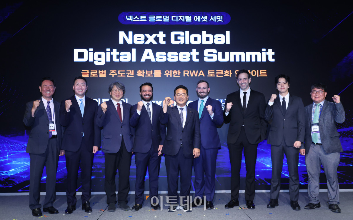 ▲19일 서울 강남구 웨스틴 서울 파르나스에서 열린 2026 넥스트 글로벌 디지털 에셋 서밋(NGDA 2026)에서 이종재(왼쪽) 이투데이 대표이사 부회장, 신동민(오른쪽) 이투데이피엔씨 대표, 민병덕(가운데) 더불어민주당 의원이 참석자들과 기념촬영을 하고 있다. 이날 행사에는 유발 루즈(Yuval Rooz) 디지털애셋 공동창업자 겸 최고경영자(CEO) , 루인(Lu Yin) 솔라나 재단 아시아·태평양(APAC) 총괄, 밀러 화이트하우스-레빈(Miller Whitehouse-Levine) 솔라나정책연구소(SPI) 창립자 겸 CEO, 크리스토퍼 몬타가노(Christopher Montagano) 오르카 최고법률책임자(CLO), 조셉 치(Joseph Chee) 솔라나 컴퍼니 회장 겸 최고경영자(CEO), 정유신 서강대 교수, 김규진 타이거리서치 대표, 윤승식 타이거리서치 리서치센터장, 이용재 미래에셋증권 디지털자산본부장 등이 참석했다. 고이란 기자 photoeran@