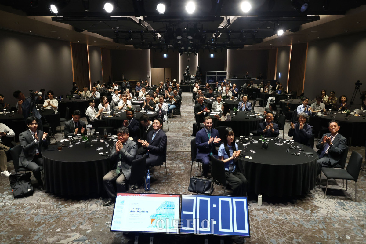 ▲19일 서울 강남구 웨스틴 서울 파르나스에서 열린 2026 넥스트 글로벌 디지털 에셋 서밋(NGDA 2026)에서 이종재 이투데이 대표이사 부회장, 신동민 이투데이피엔씨 대표, 민병덕 더불어민주당 의원이 참석자들과 박수를 치고 있다. 이날 행사에는 유발 루즈(Yuval Rooz) 디지털애셋 공동창업자 겸 최고경영자(CEO) , 루인(Lu Yin) 솔라나 재단 아시아·태평양(APAC) 총괄, 밀러 화이트하우스-레빈(Miller Whitehouse-Levine) 솔라나정책연구소(SPI) 창립자 겸 CEO, 크리스토퍼 몬타가노(Christopher Montagano) 오르카 최고법률책임자(CLO), 조셉 치(Joseph Chee) 솔라나 컴퍼니 회장 겸 최고경영자(CEO), 정유신 서강대 교수, 김규진 타이거리서치 대표, 윤승식 타이거리서치 리서치센터장, 이용재 미래에셋증권 디지털자산본부장 등이 참석했다. 고이란 기자 photoeran@