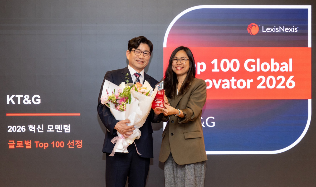 ▲KT&G가 18일 글로벌 지식재산권(IP) 솔루션 기업인 ‘렉시스넥시스 (Lexis Nexis)’가 꼽은 ‘글로벌 100대 혁신기업’에 4년 연속(’23~’26년) 선정됐다. 사진은 시상식에 참석한 KT&G 신태철 R&D 연구소장(왼쪽)과 김동현 렉시스넥시스 수석연구원(오른쪽)이 기념사진을 촬영하는 모습. (사진제공 KT&G)