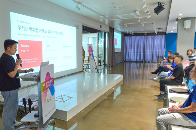 ▲LG생활건강이 지난 18일 서울 강남구 코엑스에서 열린 ‘2026 서울 오픈이노베이션 런칭데이’에 참석해 사업 설명회를 진행하고 있다. (사진제공=LG생활건강)