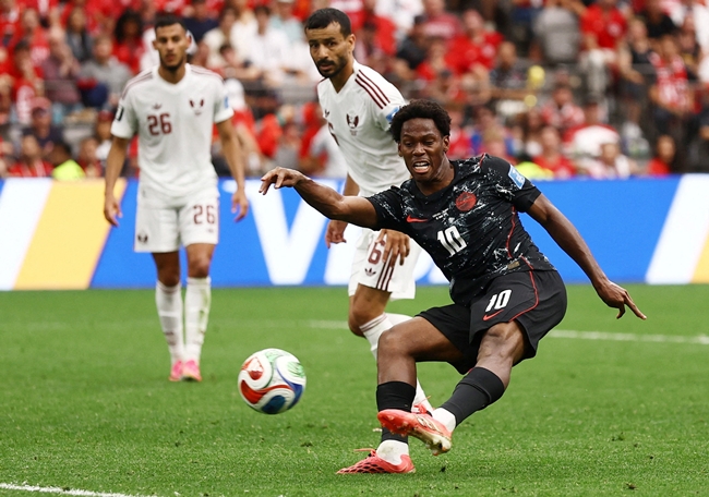 ▲2026 FIFA 월드컵 - B조 - 캐나다 대 카타르 - 캐나다 밴쿠버 BC플레이스 - 2026년 6월 18일. 캐나다의 조너선 데이비드가 해트트릭을 완성하는 팀의 여섯 번째 골을 넣고 있다. (로이터/연합뉴스)