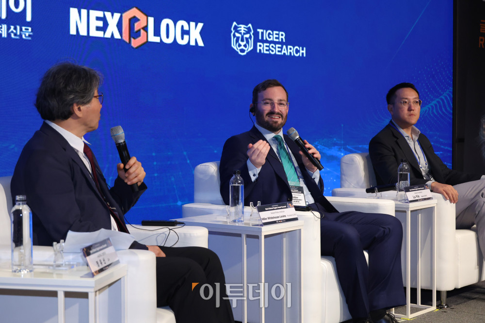 ▲19일 서울 강남구 웨스틴 서울 파르나스에서 열린 2026 넥스트 글로벌 디지털 에셋 서밋(NGDA 2026)에서 참석자들이 'RWA 토큰화 누가 주도권을 쥘 것인가'를 주제로 패널토론을 하고 있다. 이투데이와 넥스블록(NEXT BLOCK)이 주최하고 넥스블록, 이투데이피엔씨, 타이거리서치가 주관하는 이번 행사는 '글로벌 주도권 확보를 위한 RWA 토큰화 인사이트'를 주제로 국내외 전문가들이 모여 토큰화의 미래를 논의하고 주도권 확보 전략을 모색한다. 왼쪽부터 좌장을 맡은 정유신 서강대학교 교수, 밀러 화이트하우스-레빈(Miller Whitehouse-Levine) 솔라나정책연구소(SPI) 창립자 겸 CEO, 루인(Lu Yin) 솔라나 재단 아시아·태평양(APAC) 총괄. 고이란 기자 photoeran@