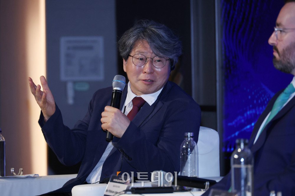 ▲좌장을 맡은 정유신 서강대학교 교수가 19일 서울 강남구 웨스틴 서울 파르나스에서 열린 2026 넥스트 글로벌 디지털 에셋 서밋(NGDA 2026)에서 'RWA 토큰화 누가 주도권을 쥘 것인가'를 주제로 패널토론을 하고 있다. 이투데이와 넥스블록(NEXT BLOCK)이 주최하고 넥스블록, 이투데이피엔씨, 타이거리서치가 주관하는 이번 행사는 '글로벌 주도권 확보를 위한 RWA 토큰화 인사이트'를 주제로 국내외 전문가들이 모여 토큰화의 미래를 논의하고 주도권 확보 전략을 모색한다. 고이란 기자 photoeran@