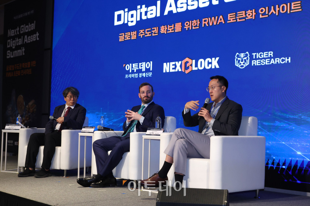 ▲19일 서울 강남구 웨스틴 서울 파르나스에서 열린 2026 넥스트 글로벌 디지털 에셋 서밋(NGDA 2026)에서 참석자들이 'RWA 토큰화 누가 주도권을 쥘 것인가'를 주제로 패널토론을 하고 있다. 이투데이와 넥스블록(NEXT BLOCK)이 주최하고 넥스블록, 이투데이피엔씨, 타이거리서치가 주관하는 이번 행사는 '글로벌 주도권 확보를 위한 RWA 토큰화 인사이트'를 주제로 국내외 전문가들이 모여 토큰화의 미래를 논의하고 주도권 확보 전략을 모색한다. 왼쪽부터 좌장을 맡은 정유신 서강대학교 교수, 밀러 화이트하우스-레빈(Miller Whitehouse-Levine) 솔라나정책연구소(SPI) 창립자 겸 CEO, 루인(Lu Yin) 솔라나 재단 아시아·태평양(APAC) 총괄. 고이란 기자 photoeran@