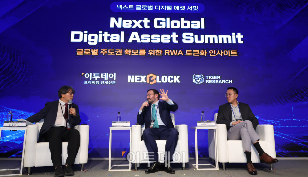 ▲19일 서울 강남구 웨스틴 서울 파르나스에서 열린 2026 넥스트 글로벌 디지털 에셋 서밋(NGDA 2026)에서 참석자들이 'RWA 토큰화 누가 주도권을 쥘 것인가'를 주제로 패널토론을 하고 있다. 이투데이와 넥스블록(NEXT BLOCK)이 주최하고 넥스블록, 이투데이피엔씨, 타이거리서치가 주관하는 이번 행사는 '글로벌 주도권 확보를 위한 RWA 토큰화 인사이트'를 주제로 국내외 전문가들이 모여 토큰화의 미래를 논의하고 주도권 확보 전략을 모색한다. 왼쪽부터 좌장을 맡은 정유신 서강대학교 교수, 밀러 화이트하우스-레빈(Miller Whitehouse-Levine) 솔라나정책연구소(SPI) 창립자 겸 CEO, 루인(Lu Yin) 솔라나 재단 아시아·태평양(APAC) 총괄. 고이란 기자 photoeran@