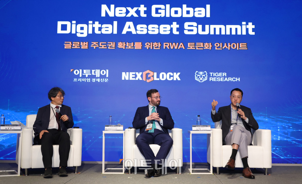 ▲19일 서울 강남구 웨스틴 서울 파르나스에서 열린 2026 넥스트 글로벌 디지털 에셋 서밋(NGDA 2026)에서 참석자들이 'RWA 토큰화 누가 주도권을 쥘 것인가'를 주제로 패널토론을 하고 있다. 이투데이와 넥스블록(NEXT BLOCK)이 주최하고 넥스블록, 이투데이피엔씨, 타이거리서치가 주관하는 이번 행사는 '글로벌 주도권 확보를 위한 RWA 토큰화 인사이트'를 주제로 국내외 전문가들이 모여 토큰화의 미래를 논의하고 주도권 확보 전략을 모색한다. 왼쪽부터 좌장을 맡은 정유신 서강대학교 교수, 밀러 화이트하우스-레빈(Miller Whitehouse-Levine) 솔라나정책연구소(SPI) 창립자 겸 CEO, 루인(Lu Yin) 솔라나 재단 아시아·태평양(APAC) 총괄. 고이란 기자 photoeran@