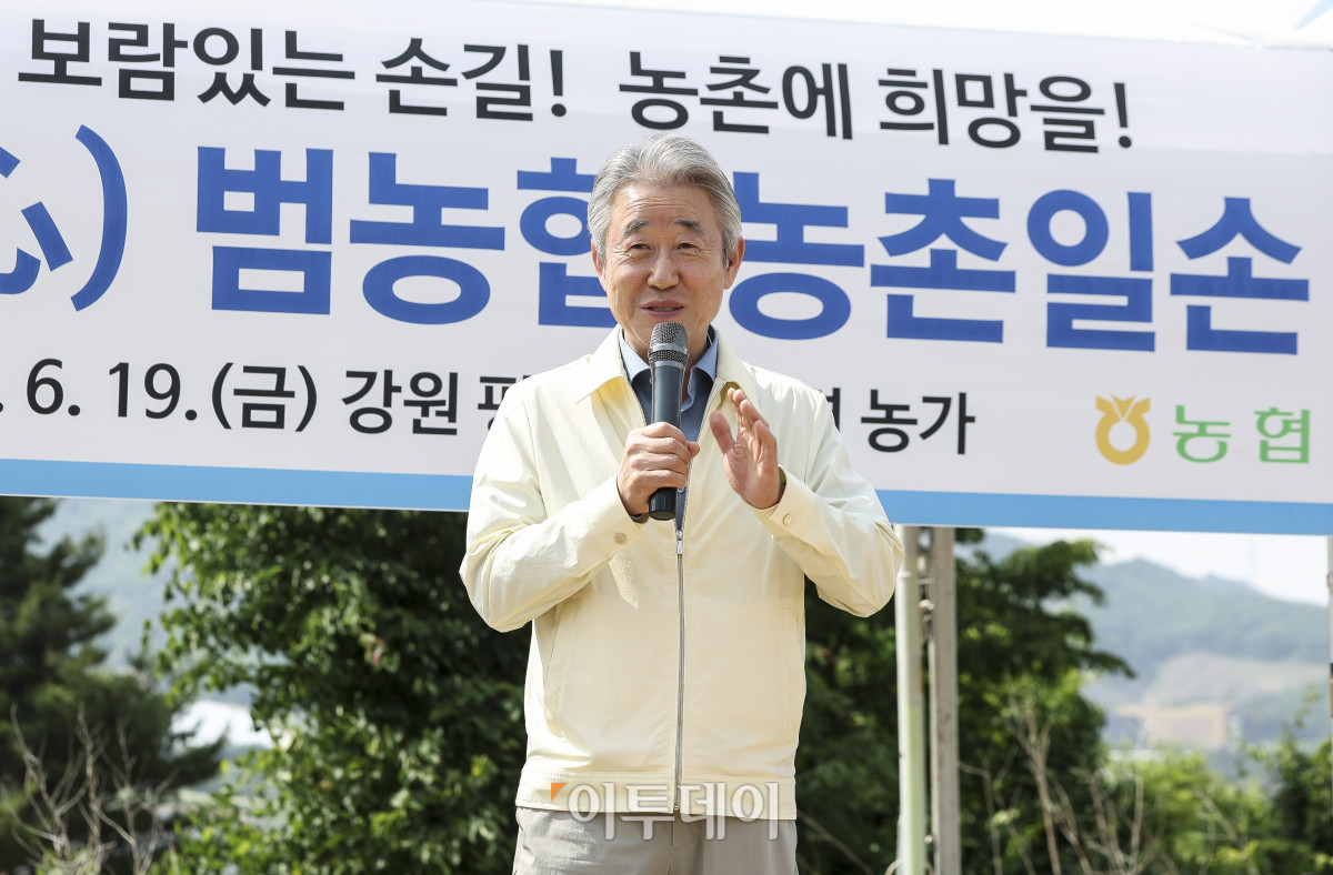 ▲강호동 농협중앙회장이 19일 강원 평창군 대관령면 횡계리의 한 농가에서 열린 '범농협 강원지역 농촌일손 집중 지원의날'에서 인사말을 하고 있다. 이날 강 회장은 대관령면 소재 농가를 찾아 무 파종작업, 양상추 모종 심기 등 농작업을 지원하며 농업인의 애로사항을 청취했다. 이번 범농협 농촌일손 집중 지원 기간에는 주요 농산물 가격 변동과 인건비 상승, 농촌 고령화에 따른 영농인력 부족으로 어려움을 겪는 농가 지원을 위해 전국 각지에서 범농협 임직원을 비롯해 농가주부모임, 고향주부모임, 대학생, 자원봉사자, 기업체 봉사단 등 약 1만 8천여명이 농업인 지원에 힘을 보탠다. 고성준 기자 joonko1@