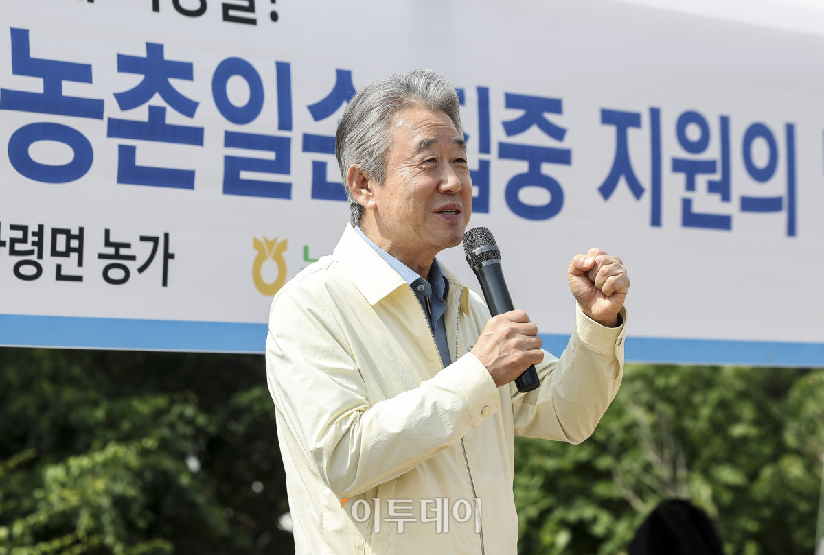 ▲강호동 농협중앙회장이 19일 강원 평창군 대관령면 횡계리의 한 농가에서 열린 '범농협 강원지역 농촌일손 집중 지원의날'에서 인사말을 하고 있다. 이날 강 회장은 대관령면 소재 농가를 찾아 무 파종작업, 양상추 모종 심기 등 농작업을 지원하며 농업인의 애로사항을 청취했다. 이번 범농협 농촌일손 집중 지원 기간에는 주요 농산물 가격 변동과 인건비 상승, 농촌 고령화에 따른 영농인력 부족으로 어려움을 겪는 농가 지원을 위해 전국 각지에서 범농협 임직원을 비롯해 농가주부모임, 고향주부모임, 대학생, 자원봉사자, 기업체 봉사단 등 약 1만 8천여명이 농업인 지원에 힘을 보탠다. 고성준 기자 joonko1@