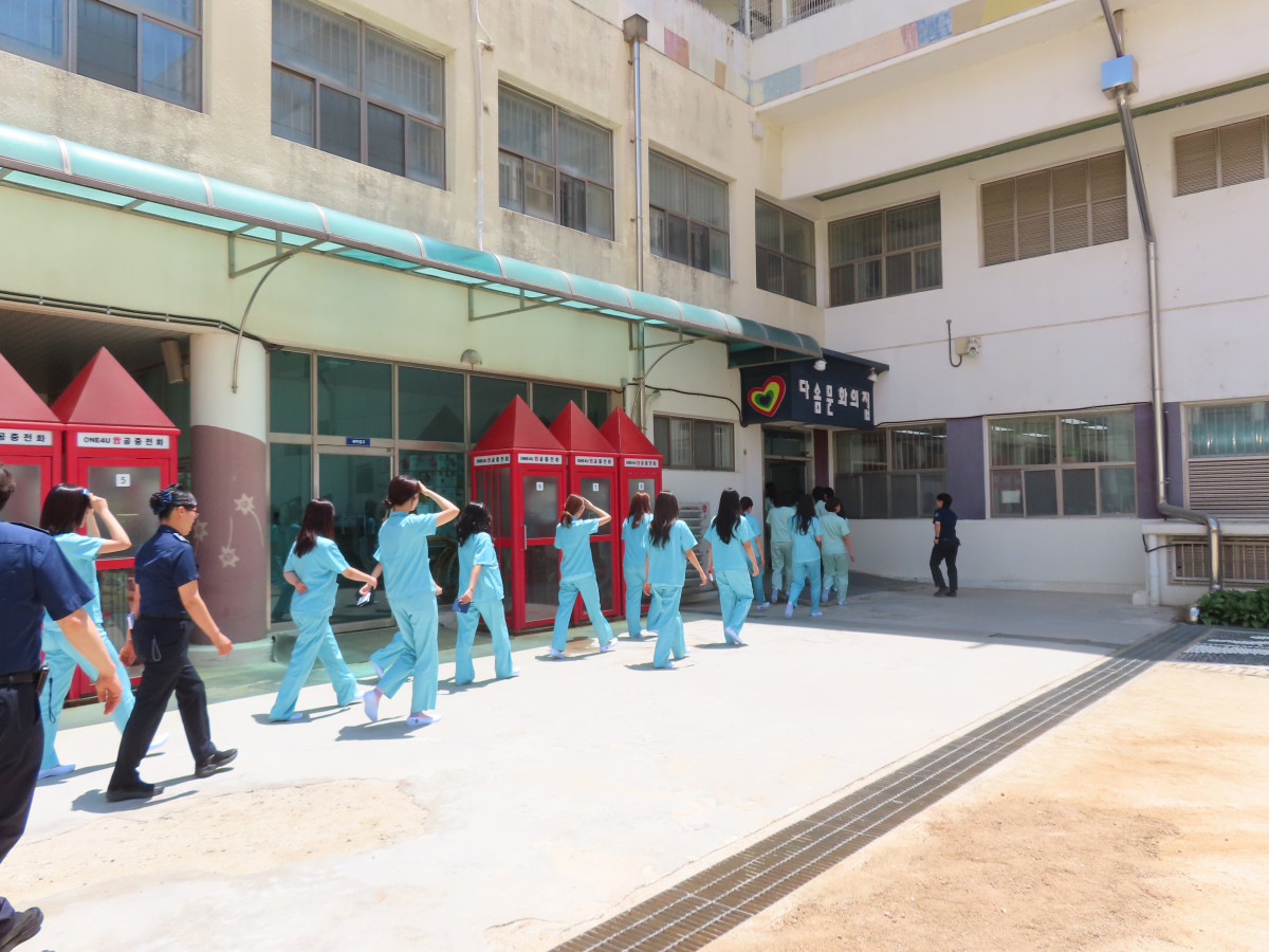 ▲충북 청주시에 있는 청주여자교도소에서 17일 기자들이 수용자 체험을 하고 있다. 신입 입소 절차를 거쳐 환복 후 교도소 건물 내부로 들어가고 있다. (사진 제공=법무부 교정본부)