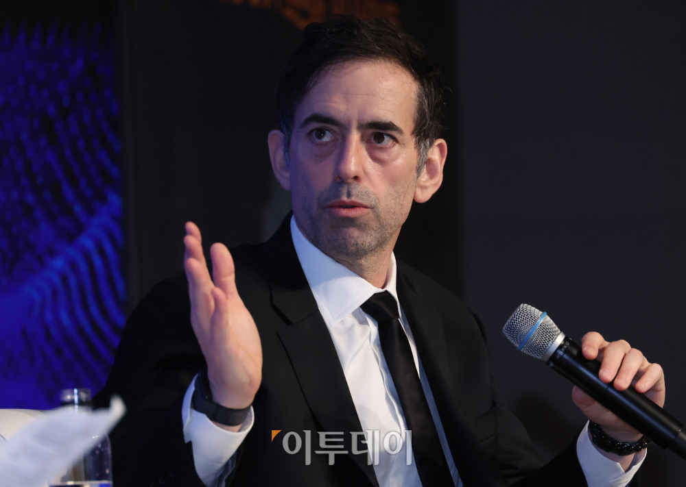 ▲유발 루즈(Yuval Rooz) 디지털애셋 공동창업자 겸 최고경영자(CEO)가 19일 서울 강남구 웨스틴 서울 파르나스에서 열린 2026 넥스트 글로벌 디지털 에셋 서밋(NGDA 2026)에서 '실물 경제 혁신의 창, RWA 토큰화'를 주제로 대담을 하고 있다. 이투데이와 넥스블록(NEXT BLOCK)이 주최하고 넥스블록, 이투데이피엔씨, 타이거리서치가 주관하는 이번 행사는 '글로벌 주도권 확보를 위한 RWA 토큰화 인사이트'를 주제로 국내외 전문가들이 모여 토큰화의 미래를 논의하고 주도권 확보 전략을 모색한다. 고이란 기자 photoeran@