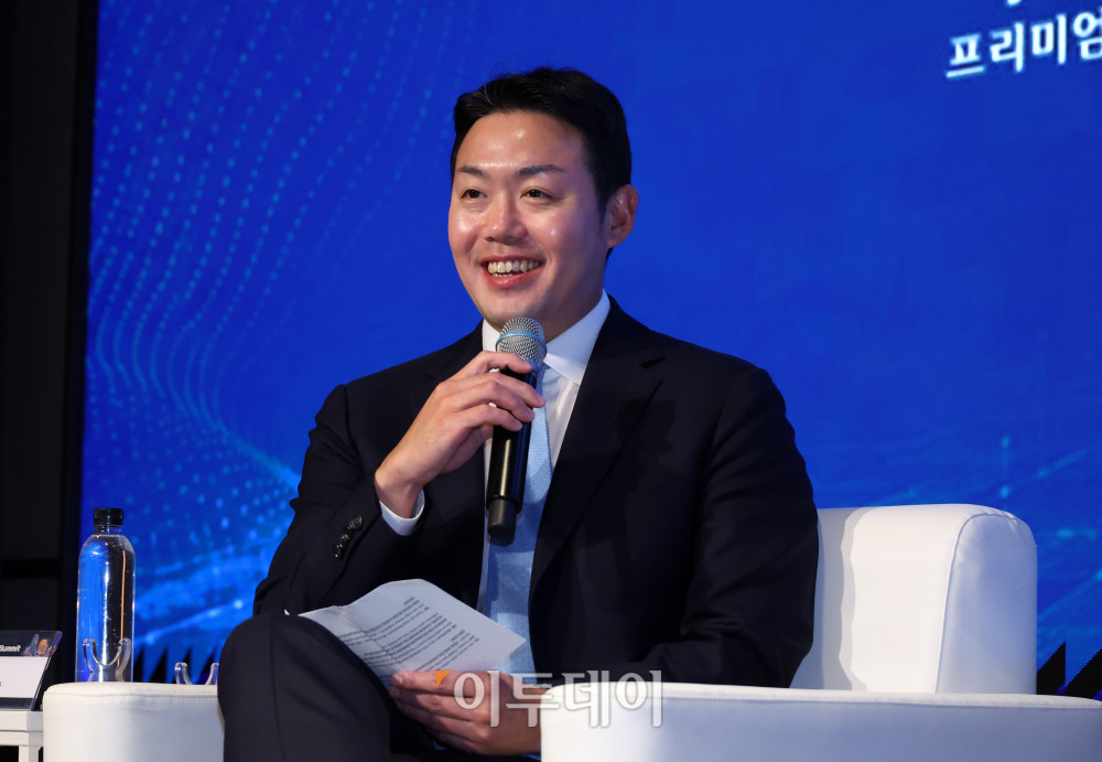 ▲진행을 맡은 김규진 타이거리서치 대표가 19일 서울 강남구 웨스틴 서울 파르나스에서 열린 2026 넥스트 글로벌 디지털 에셋 서밋(NGDA 2026)에서 '실물 경제 혁신의 창, RWA 토큰화'를 주제로 대담을 하고 있다. 이투데이와 넥스블록(NEXT BLOCK)이 주최하고 넥스블록, 이투데이피엔씨, 타이거리서치가 주관하는 이번 행사는 '글로벌 주도권 확보를 위한 RWA 토큰화 인사이트'를 주제로 국내외 전문가들이 모여 토큰화의 미래를 논의하고 주도권 확보 전략을 모색한다. 고이란 기자 photoeran@