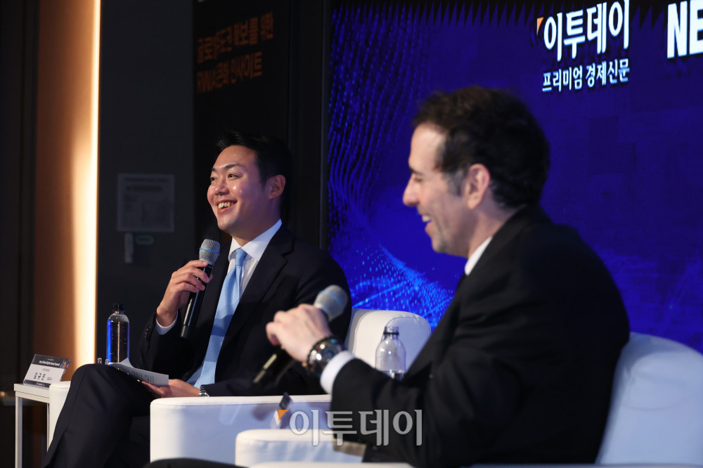 ▲유발 루즈(Yuval Rooz)(오른쪽) 디지털애셋 공동창업자 겸 최고경영자(CEO)와 진행을 맡은 김규진 타이거리서치 대표가 19일 서울 강남구 웨스틴 서울 파르나스에서 열린 2026 넥스트 글로벌 디지털 에셋 서밋(NGDA 2026)에서 '실물 경제 혁신의 창, RWA 토큰화'를 주제로 대담을 하고 있다. 이투데이와 넥스블록(NEXT BLOCK)이 주최하고 넥스블록, 이투데이피엔씨, 타이거리서치가 주관하는 이번 행사는 '글로벌 주도권 확보를 위한 RWA 토큰화 인사이트'를 주제로 국내외 전문가들이 모여 토큰화의 미래를 논의하고 주도권 확보 전략을 모색한다. 고이란 기자 photoeran@