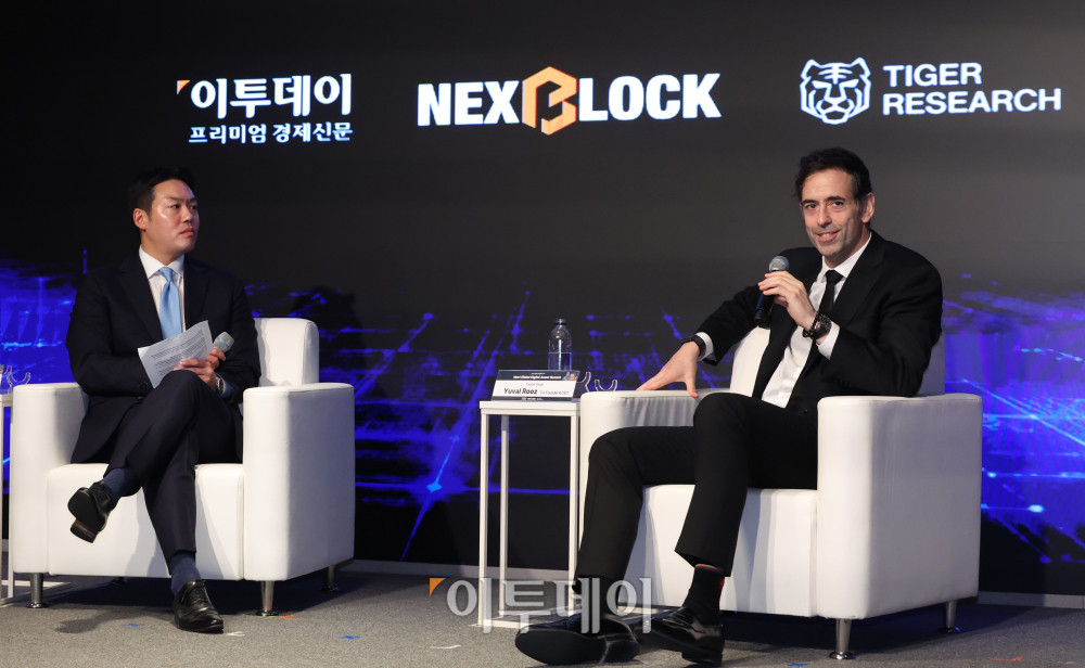 ▲유발 루즈(Yuval Rooz)(오른쪽) 디지털애셋 공동창업자 겸 최고경영자(CEO)와 진행을 맡은 김규진 타이거리서치 대표가 19일 서울 강남구 웨스틴 서울 파르나스에서 열린 2026 넥스트 글로벌 디지털 에셋 서밋(NGDA 2026)에서 '실물 경제 혁신의 창, RWA 토큰화'를 주제로 대담을 하고 있다. 이투데이와 넥스블록(NEXT BLOCK)이 주최하고 넥스블록, 이투데이피엔씨, 타이거리서치가 주관하는 이번 행사는 '글로벌 주도권 확보를 위한 RWA 토큰화 인사이트'를 주제로 국내외 전문가들이 모여 토큰화의 미래를 논의하고 주도권 확보 전략을 모색한다. 고이란 기자 photoeran@