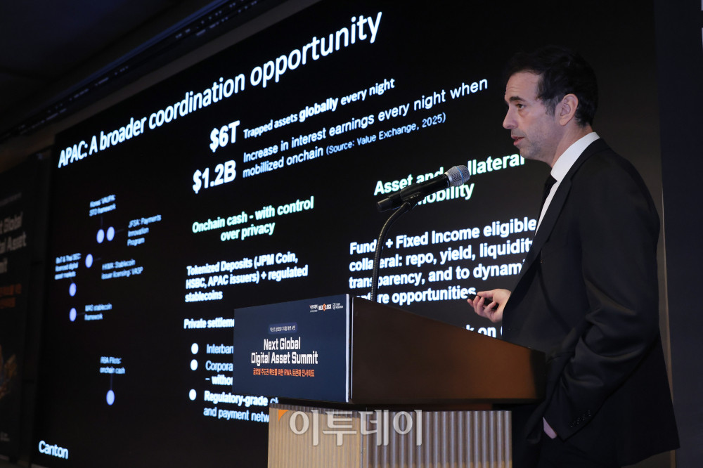 ▲유발 루즈(Yuval Rooz) 디지털애셋 공동창업자 겸 최고경영자(CEO)가 19일 서울 강남구 웨스틴 서울 파르나스에서 열린 2026 넥스트 글로벌 디지털 에셋 서밋(NGDA 2026)에서 '분산된 시장을 넘어 통합 금융 인프라 구축'을 주제로 강연하고 있다. 이투데이와 넥스블록(NEXT BLOCK)이 주최하고 넥스블록, 이투데이피엔씨, 타이거리서치가 주관하는 이번 행사는 '글로벌 주도권 확보를 위한 RWA 토큰화 인사이트'를 주제로 국내외 전문가들이 모여 토큰화의 미래를 논의하고 주도권 확보 전략을 모색한다. 고이란 기자 photoeran@