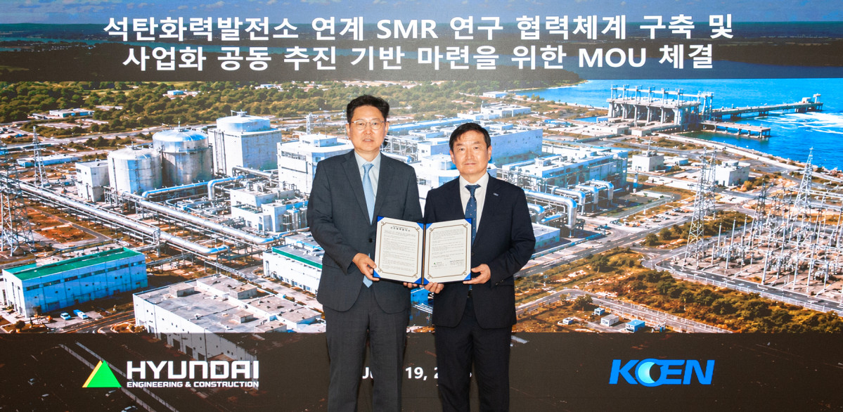 ▲최영 현대건설 뉴에너지사업부장(왼쪽)과 이영기 한국남동발전 안전기술부사장(오른쪽)이 업무협약 체결 후 기념사진을 촬영하고 있다. (사진제공=현대건설)
