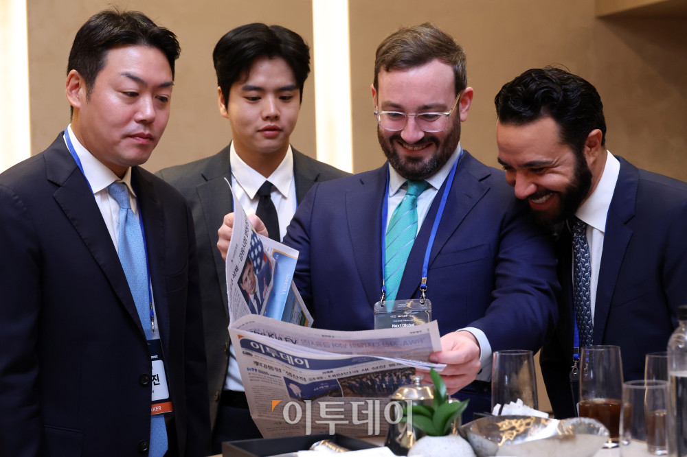 ▲김규진(왼쪽) 타이거리서치 대표, 밀러 화이트하우스-레빈(Miller Whitehouse-Levine)(왼쪽 세번째) 솔라나정책연구소(SPI) 창립자 겸 CEO, 크리스토퍼 몬타가노(Christopher Montagano) 오르카 최고법률책임자(CLO)가 19일 서울 강남구 웨스틴 서울 파르나스에서 2026 넥스트 글로벌 디지털 에셋 서밋(NGDA 2026) 시작에 앞서 이투데이 신문을 보며 대화하고 있다. 이투데이와 넥스블록(NEXT BLOCK)이 주최하고 넥스블록, 이투데이피엔씨, 타이거리서치가 주관하는 이번 행사는 '글로벌 주도권 확보를 위한 RWA 토큰화 인사이트'를 주제로 국내외 전문가들이 모여 토큰화의 미래를 논의하고 주도권 확보 전략을 모색한다. 왼쪽부터 좌장을 맡은 정유신 서강대학교 교수, , 루인(Lu Yin) 솔라나 재단 아시아·태평양(APAC) 총괄. 고이란 기자 photoeran@