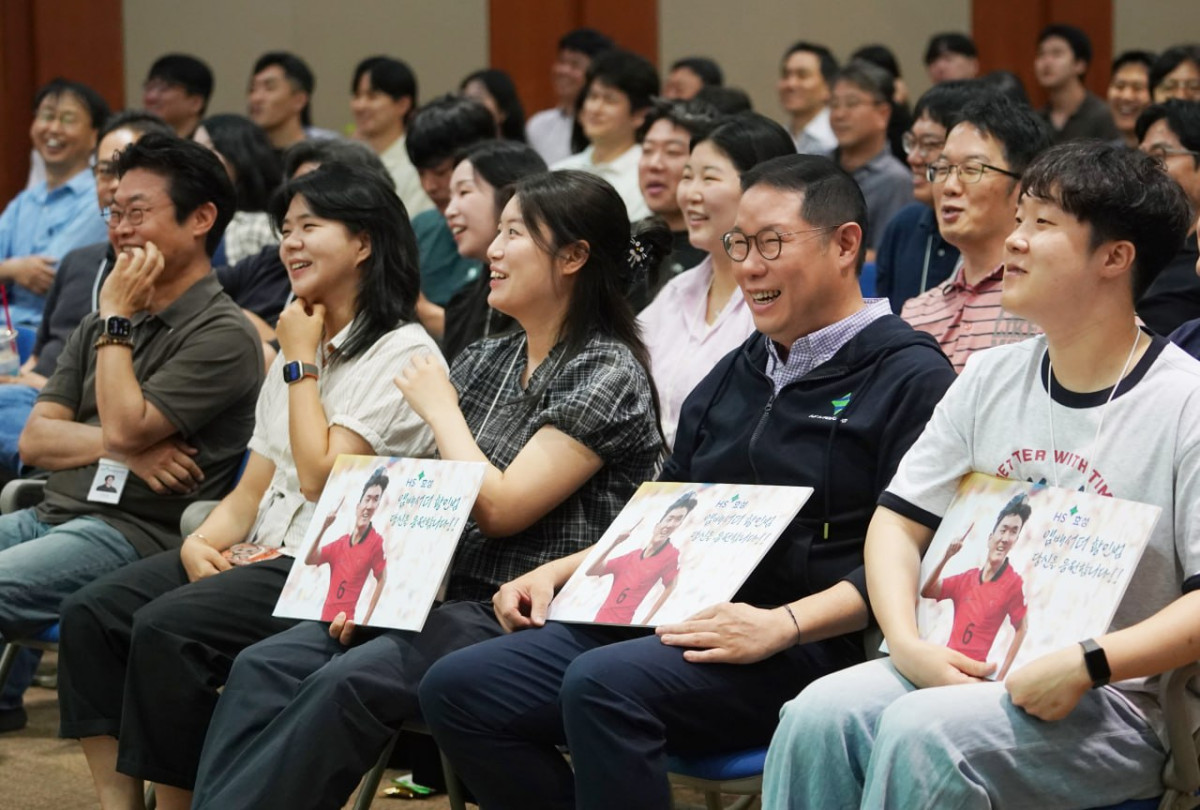 ▲조현상 HS효성 부회장이 임직원들과 함께 월드컵 응원을 하고 있다. (사진제공=HS효성)