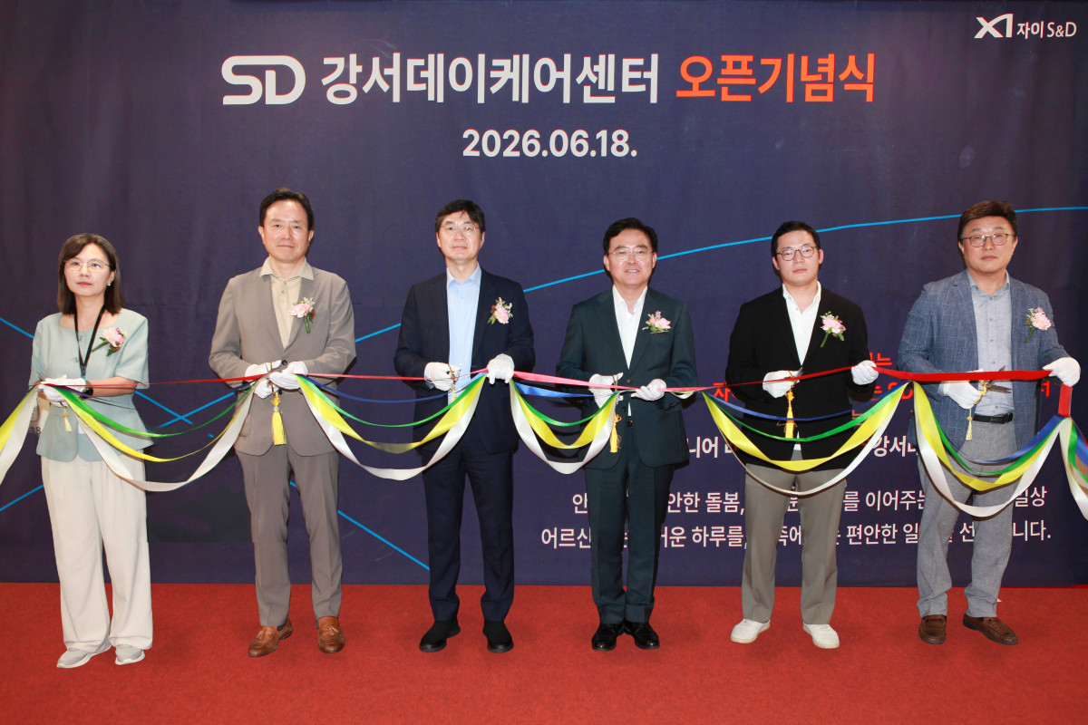 ▲왼쪽부터 윤수정 SD 강서데이케어센터 센터장, 안상봉 자이에스앤디 시니어사업부문 대표, 구본삼 자이에스앤디 대표, 진교훈 서울시 강서구 구청장, 허진홍 GS건설 본부장, 이경규 한국요양보호협회 상무. (사진제공=자이에스앤디)