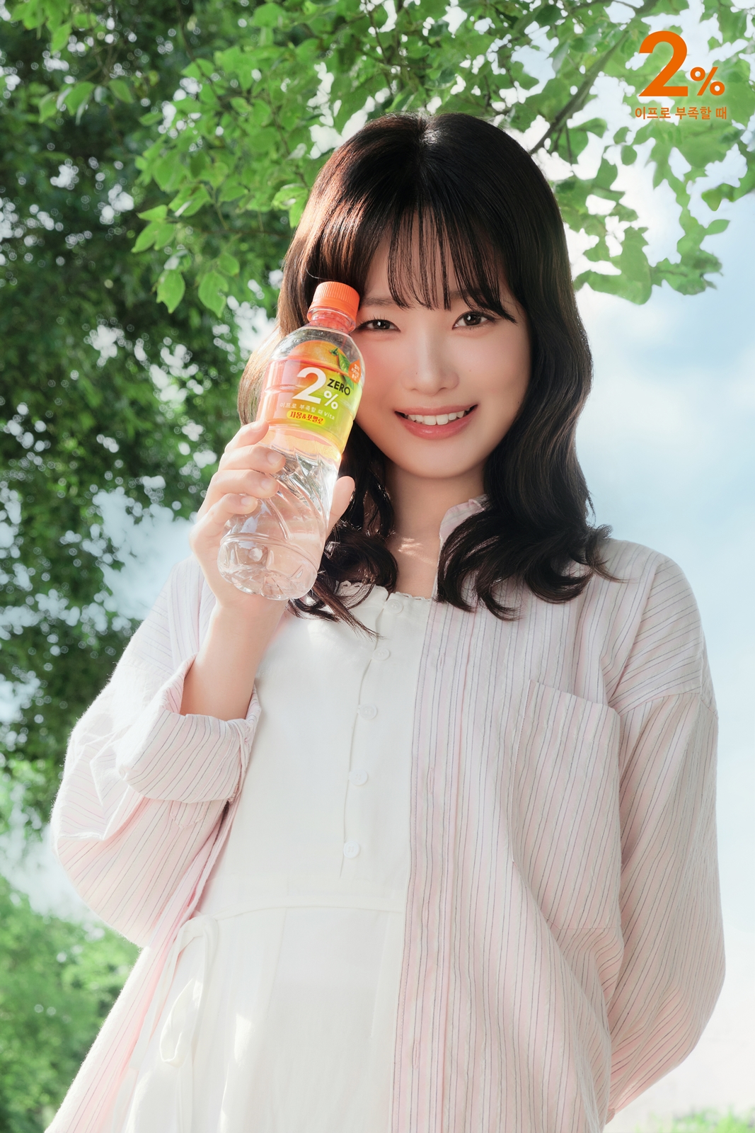 ▲롯데칠성음료가 '2% 부족할 때' 광고 모델로 싱어송라이터 '한로로'를 발탁하고 신규 영상을 공개했다. (사진제공 롯데칠성음료)