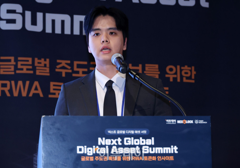 ▲윤승식 타이거리서치 리서치센터장이 19일 서울 강남구 웨스틴 서울 파르나스에서 열린 2026 넥스트 글로벌 디지털 에셋 서밋(NGDA 2026)에서 '법인 자금은 어디로 흐르는가'를 주제로 강연하고 있다. 이투데이와 넥스블록(NEXT BLOCK)이 주최하고 넥스블록, 이투데이피엔씨, 타이거리서치가 주관하는 이번 행사는 '글로벌 주도권 확보를 위한 RWA 토큰화 인사이트'를 주제로 국내외 전문가들이 모여 토큰화의 미래를 논의하고 주도권 확보 전략을 모색한다. 고이란 기자 photoeran@