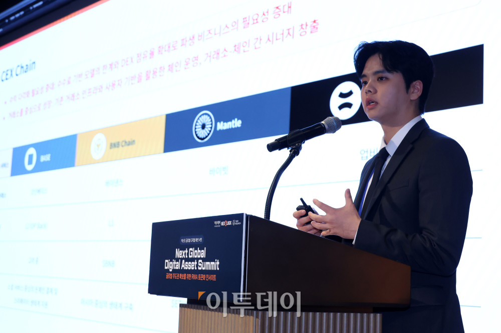 ▲윤승식 타이거리서치 리서치센터장이 19일 서울 강남구 웨스틴 서울 파르나스에서 열린 2026 넥스트 글로벌 디지털 에셋 서밋(NGDA 2026)에서 '법인 자금은 어디로 흐르는가'를 주제로 강연하고 있다. 이투데이와 넥스블록(NEXT BLOCK)이 주최하고 넥스블록, 이투데이피엔씨, 타이거리서치가 주관하는 이번 행사는 '글로벌 주도권 확보를 위한 RWA 토큰화 인사이트'를 주제로 국내외 전문가들이 모여 토큰화의 미래를 논의하고 주도권 확보 전략을 모색한다. 고이란 기자 photoeran@