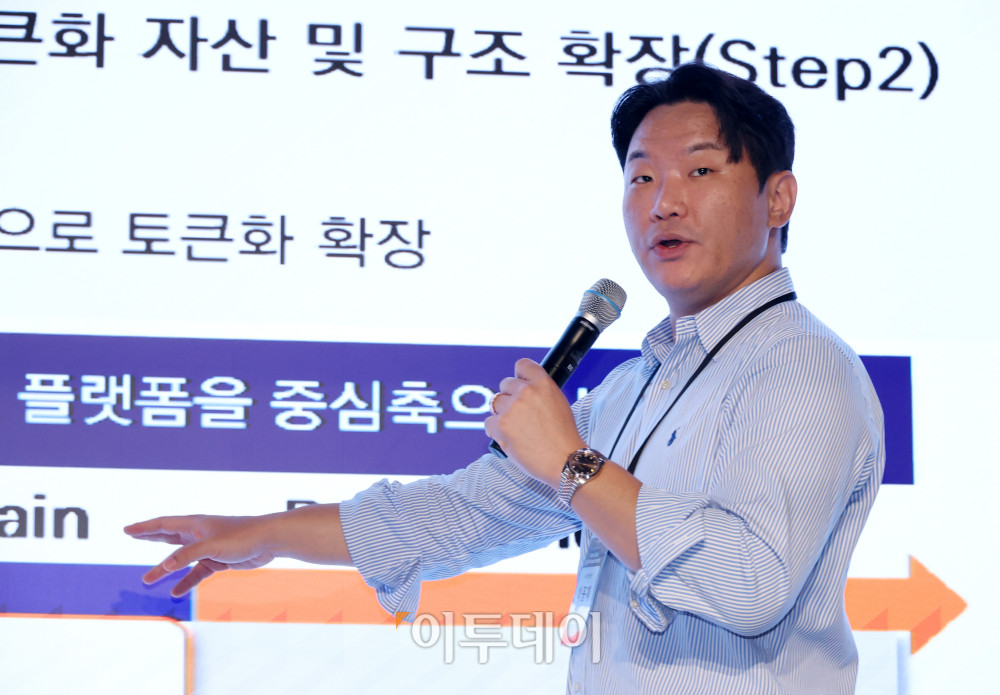 ▲이용재 미래에셋증권 디지털자산본부장이 19일 서울 강남구 웨스틴 서울 파르나스에서 열린 2026 넥스트 글로벌 디지털 에셋 서밋(NGDA 2026)에서 '금융 혁신의 Key, 디지털자산과 블록체인'을 주제로 강연하고 있다. 이투데이와 넥스블록(NEXT BLOCK)이 주최하고 넥스블록, 이투데이피엔씨, 타이거리서치가 주관하는 이번 행사는 '글로벌 주도권 확보를 위한 RWA 토큰화 인사이트'를 주제로 국내외 전문가들이 모여 토큰화의 미래를 논의하고 주도권 확보 전략을 모색한다. 고이란 기자 photoeran@