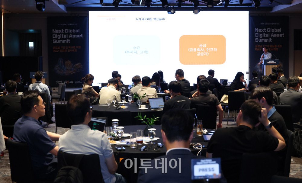 ▲이용재 미래에셋증권 디지털자산본부장이 19일 서울 강남구 웨스틴 서울 파르나스에서 열린 2026 넥스트 글로벌 디지털 에셋 서밋(NGDA 2026)에서 '금융 혁신의 Key, 디지털자산과 블록체인'을 주제로 강연하고 있다. 이투데이와 넥스블록(NEXT BLOCK)이 주최하고 넥스블록, 이투데이피엔씨, 타이거리서치가 주관하는 이번 행사는 '글로벌 주도권 확보를 위한 RWA 토큰화 인사이트'를 주제로 국내외 전문가들이 모여 토큰화의 미래를 논의하고 주도권 확보 전략을 모색한다. 고이란 기자 photoeran@