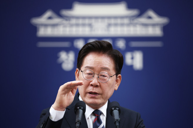▲이재명 대통령이 19일 청와대 춘추관에서 열린 G7 참석·유럽 순방 결과 브리핑에서 취재진 질문에 답하고 있다. (연합뉴스)