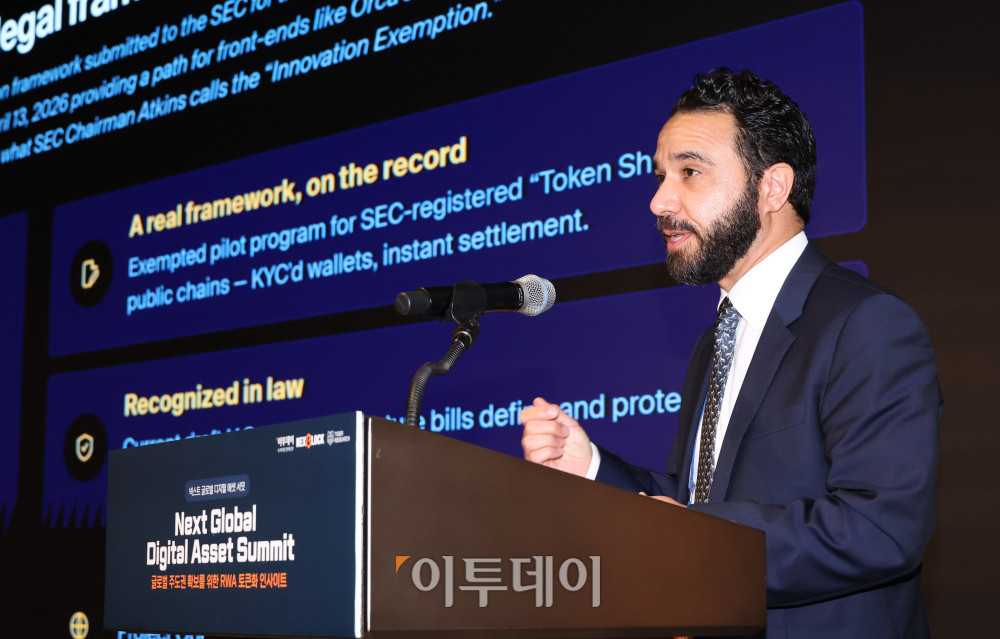 ▲크리스토퍼 몬타가노(Christopher Montagano) 오르카 최고법률책임자(CLO)가 19일 서울 강남구 웨스틴 서울 파르나스에서 열린 2026 넥스트 글로벌 디지털 에셋 서밋(NGDA 2026)에서 '기업 참여 확대를 위한 제도 설계는 가능한가'를 주제로 강연하고 있다. 이투데이와 넥스블록(NEXT BLOCK)이 주최하고 넥스블록, 이투데이피엔씨, 타이거리서치가 주관하는 이번 행사는 '글로벌 주도권 확보를 위한 RWA 토큰화 인사이트'를 주제로 국내외 전문가들이 모여 토큰화의 미래를 논의하고 주도권 확보 전략을 모색한다. 고이란 기자 photoeran@