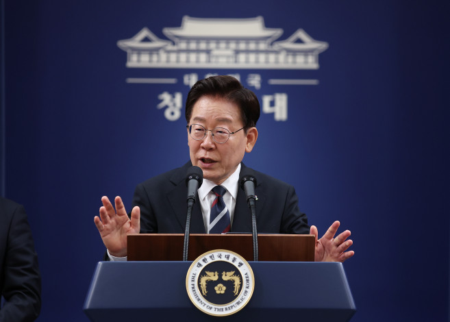 ▲이재명 대통령이 19일 청와대 춘추관에서 열린 G7참석·유럽순방 결과 브리핑에서 취재진 질문에 답하고 있다. (연합뉴스)