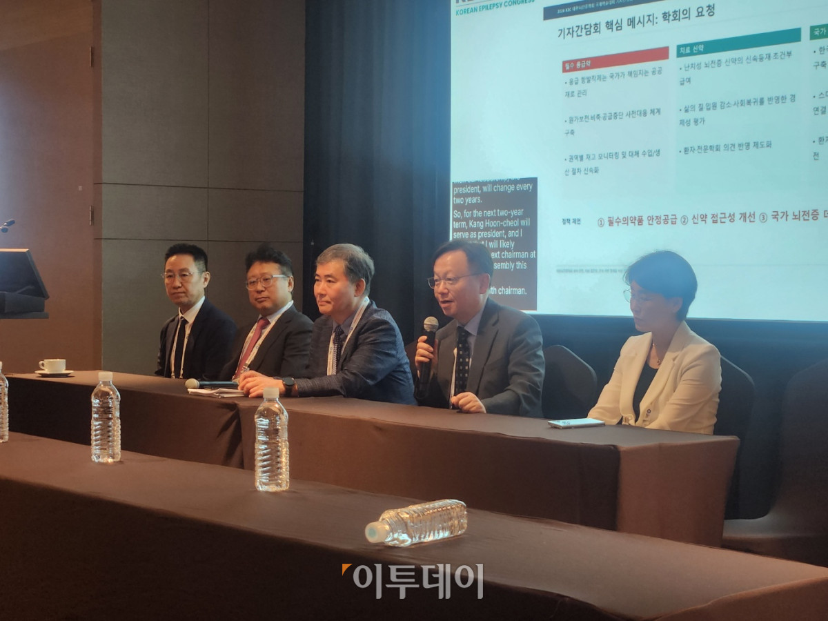 ▲왼쪽부터 구대림 보라매병원 신경과 교수, 홍석호 서울아산병원 신경외과 교수, 서대원 삼성서울병원 신경과 교수, 강훈철 세브란스병원 소아청소년과 교수, 주은연 삼성서울병원 신경과 교수가 19일 서울 용산구 서울드래곤시티호텔에서 열린 기자간담회에서 발언하고 있다. (이상민 기자 imfactor@)