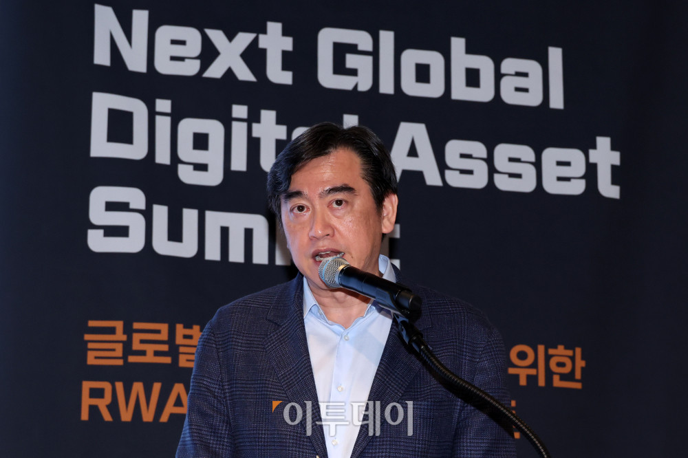 ▲조셉 치(Joseph Chee) 솔라나 컴퍼니 회장 겸 최고경영자(CEO))가 19일 서울 강남구 웨스틴 서울 파르나스에서 열린 2026 넥스트 글로벌 디지털 에셋 서밋(NGDA 2026)에서 '온체인 금융의 새로운 가능성'을 주제로 강연하고 있다. 이투데이와 넥스블록(NEXT BLOCK)이 주최하고 넥스블록, 이투데이피엔씨, 타이거리서치가 주관하는 이번 행사는 '글로벌 주도권 확보를 위한 RWA 토큰화 인사이트'를 주제로 국내외 전문가들이 모여 토큰화의 미래를 논의하고 주도권 확보 전략을 모색한다. 고이란 기자 photoeran@