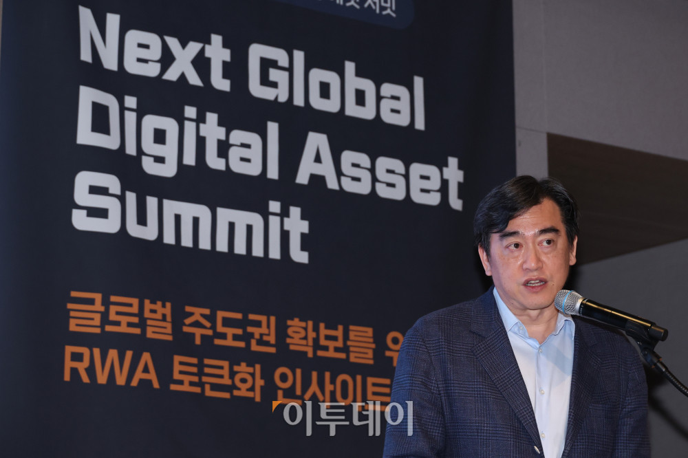 ▲조셉 치(Joseph Chee) 솔라나 컴퍼니 회장 겸 최고경영자(CEO))가 19일 서울 강남구 웨스틴 서울 파르나스에서 열린 2026 넥스트 글로벌 디지털 에셋 서밋(NGDA 2026)에서 '온체인 금융의 새로운 가능성'을 주제로 강연하고 있다. 이투데이와 넥스블록(NEXT BLOCK)이 주최하고 넥스블록, 이투데이피엔씨, 타이거리서치가 주관하는 이번 행사는 '글로벌 주도권 확보를 위한 RWA 토큰화 인사이트'를 주제로 국내외 전문가들이 모여 토큰화의 미래를 논의하고 주도권 확보 전략을 모색한다. 고이란 기자 photoeran@