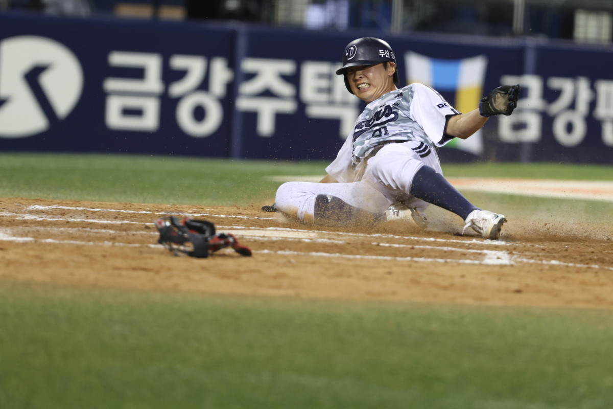 ▲두산 정수빈이 18일 서울 잠실구장에서 열린 2026 프로야구 kt 위즈와의 홈경기 7회에 몸을 던져 결승 득점을 기록하고 있다. (사진제공=두산 베어스)
