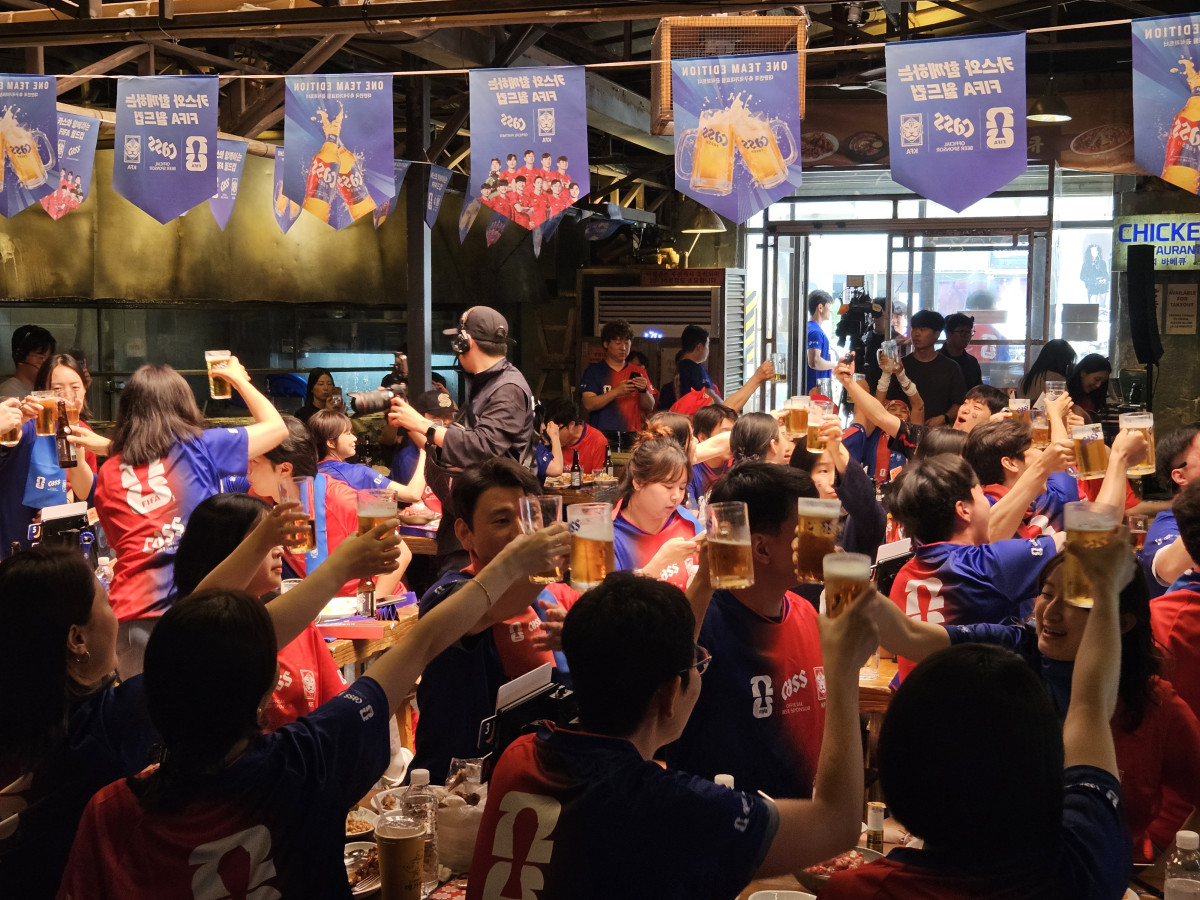 ▲19일 오전 10시 카스 뷰잉펍에 모인 축구 팬들이 카스 맥주를 들고 건배하고 있다. (문현호 기자 m2h@)