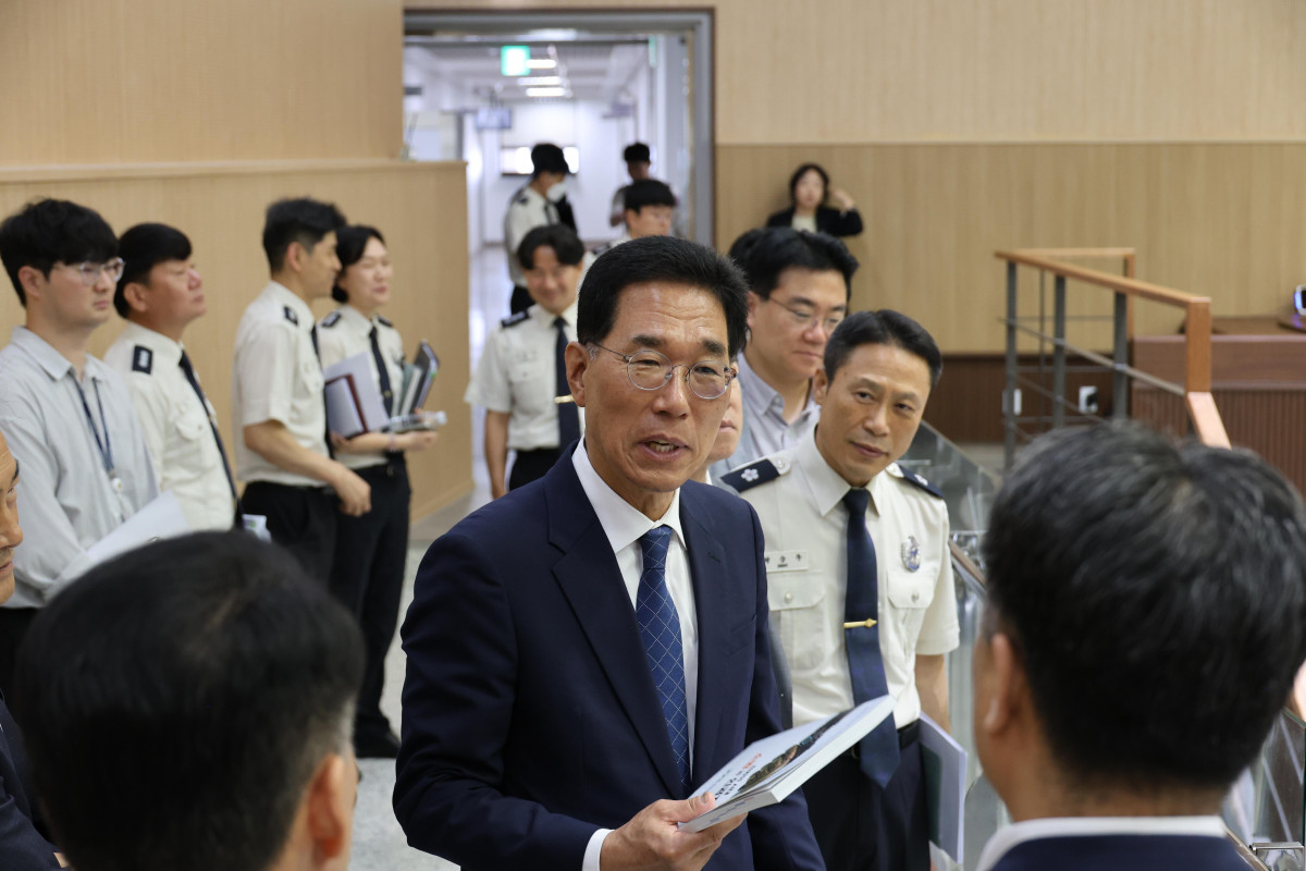 ▲김주영 경기준비위원회 안전경기TF 위원장(앞줄 가운데)이 18일 경기도소방재난본부를 방문해 소방 관계자들과 현장 의견을 나누고 있다. 하루 평균 119신고 5855건, 15초마다 1건이 접수되는 경기도 소방의 현실이 이날 테이블에 올랐다. (경기도준비위원회)