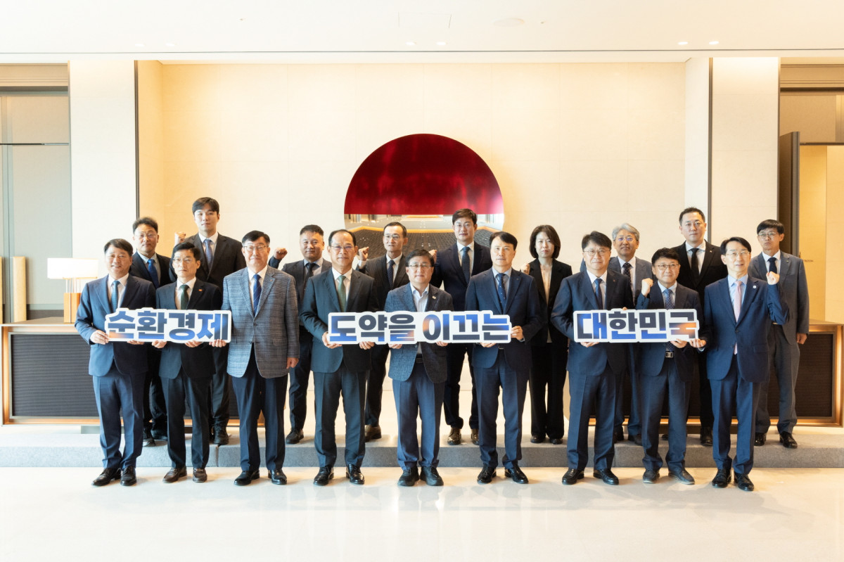 ▲LG전자가 가전제품 자원순환 생태계 확산에 나선다. 19일 서울시 강남구 포스코센터에서 정부 및 기업 관계자들이 ‘순환경제 선도기업·산단 육성·지원을 위한 협약’을 체결했다. (앞줄 오른쪽 세 번째부터 왼쪽 방향으로) LG전자 백승태 HS사업본부장, 포스코 이희근 사장, 기후에너지환경부 김성환 장관, 현대제철 이보룡 사장. (사진=LG전자)