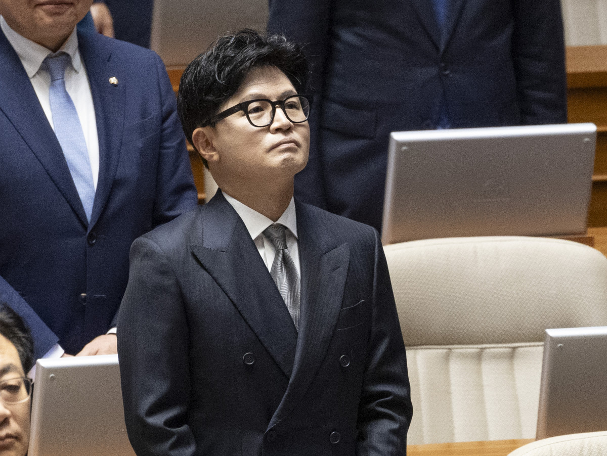 ▲한동훈 무소속 의원이 11일 국회에서 열린 본회의에 참석해 김성범 더불어민주당 의원의 의원 선서를 바라보고 있다. (연합뉴스)