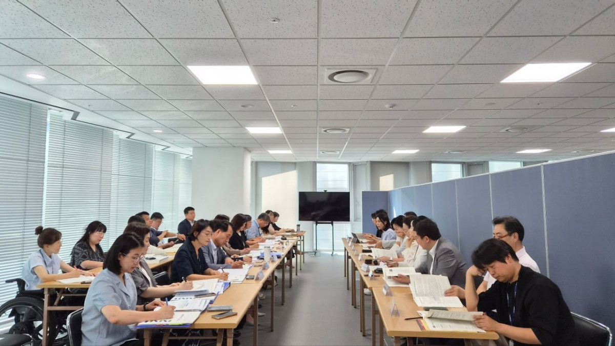 ▲공정·혁신·포용 경기준비위원회 위원들이 18일 오전 분과위원회 실·국 업무보고에서 민선 9기 핵심 과제 자료를 검토하고 있다. 준비위원회는 16일부터 19일까지 나흘간 분과위원회별 실·국 업무보고를 진행하며 교부세 전환·반도체특구 지정 등 중앙정부 협의 현안을 집중 점검하고 있다. (공정·혁신·포용 경기준비위원회)