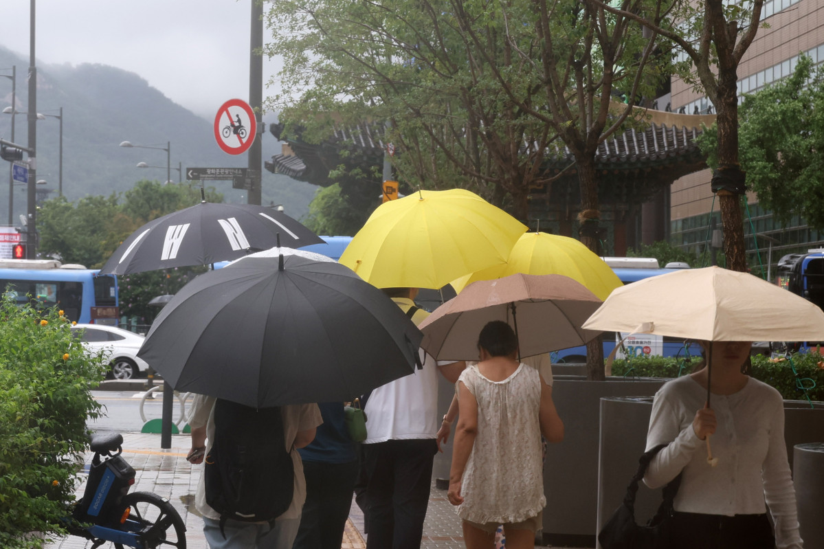 ▲서울 광화문에서 우산을 쓴 시민들이 발걸음을 서두르고 있다. (고이란 기자 photoeran@)