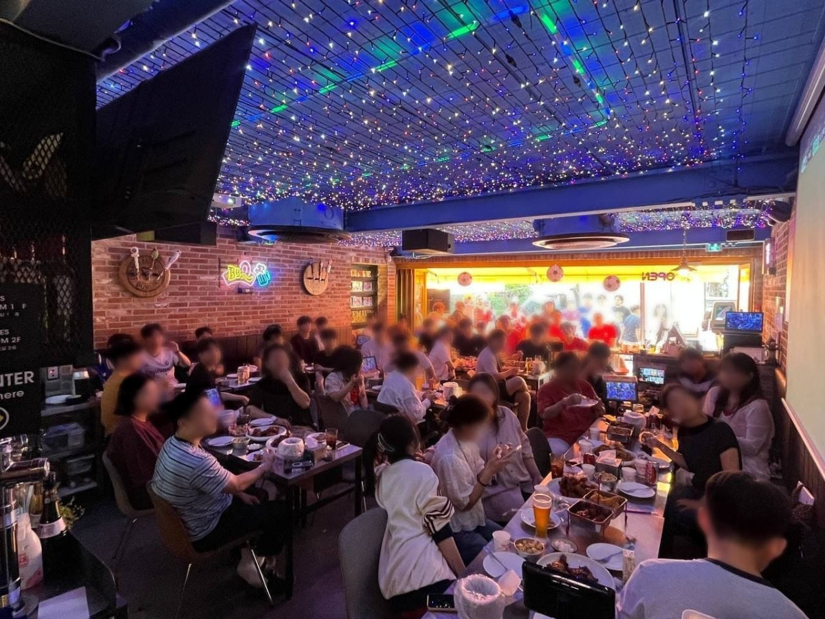 ▲19일 오전 10시 BBQ 홍대입구점에 모여 단체 관람을 즐기고 있다. (사진제공=BBQ)