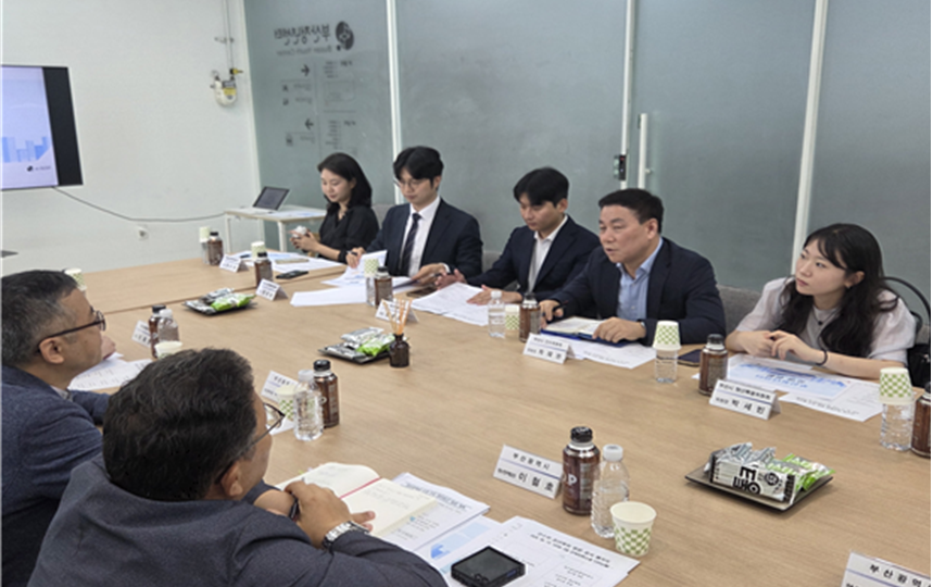 ▲인수위가 청년정책 운영현황과 현장 관계자 의견을 청취하고 있다. (사진제공=부산시장직인수위)