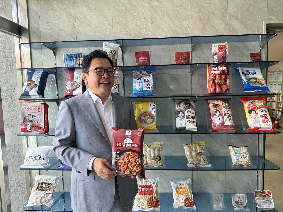 ▲이호성 산돌식품 대표가 18일 강원도 홍천 본사에서 제품을 소개하고 있다. (서이원 기자 @iwonseo96)