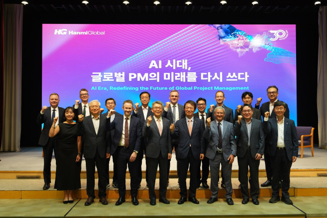 ▲김종훈 한미글로벌 회장(앞줄 오른쪽에서 네 번째)과 '글로벌 PM 서밋' 주요 참석자들이 기념 촬영을 하고 있다. (사진제공=한미글로벌)