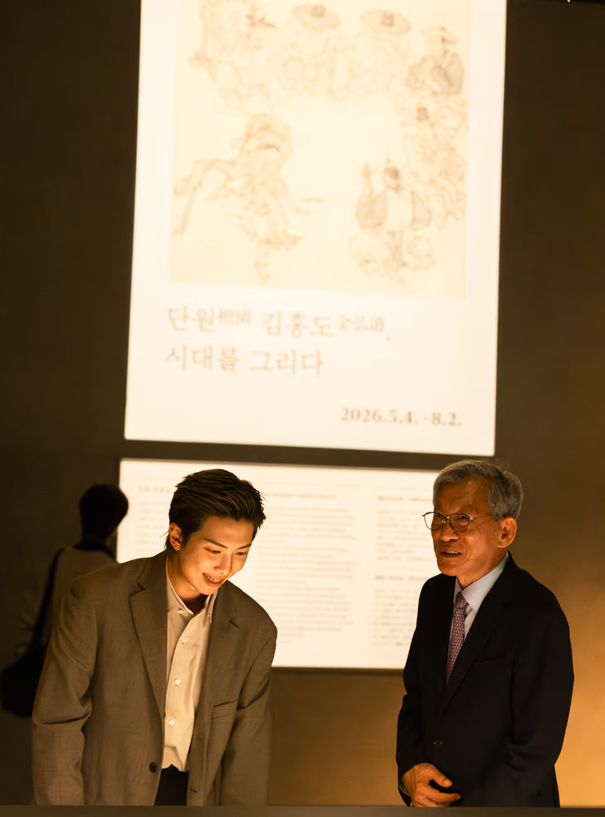 ▲방탄소년단 RM(왼쪽)이 19일 열린 위촉식을 마친 후 유흥준 국립중앙박물관장과 '단원 김홍도, 시대를 그리다' 전시를 관람하는 모습. (사진제공=국립중앙박물관)