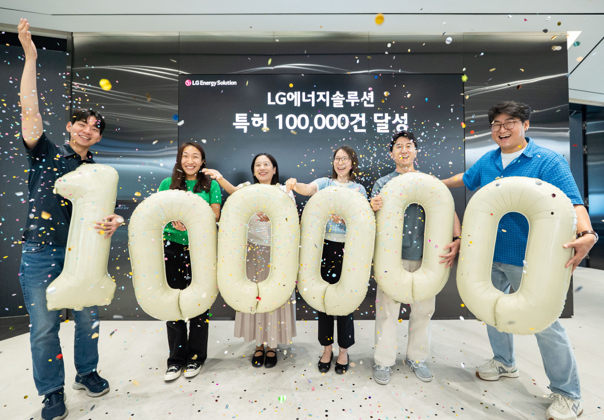 ▲LG에너지솔루션 여의도 본사에서 직원들이 특허 10만 건 돌파 기념 촬영을 하고 있다. (사진제공=LG엔솔)
