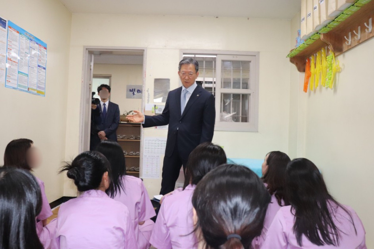 ▲충북 청주시에 있는 청주여자교도소에서 17일 기자들이 수용자 체험을 하고 있다. 정성호 법무부 장관이 기자들과 만나 말하고 있다. (사진 제공=법무부 교정본부)