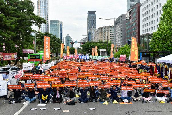 ▲소상공인연합회와 전국상인연합회, 한국중소상인자영업자총연합회, 한국외식업중앙회 등 소상공인 업계는 9일 서울 여의도 국회의사당역 앞에서 ‘생존권 사수와 고용 정책 대전환 촉구 범 소상공인 결의대회’를 개최했다. (사진제공=소상공인연합회)