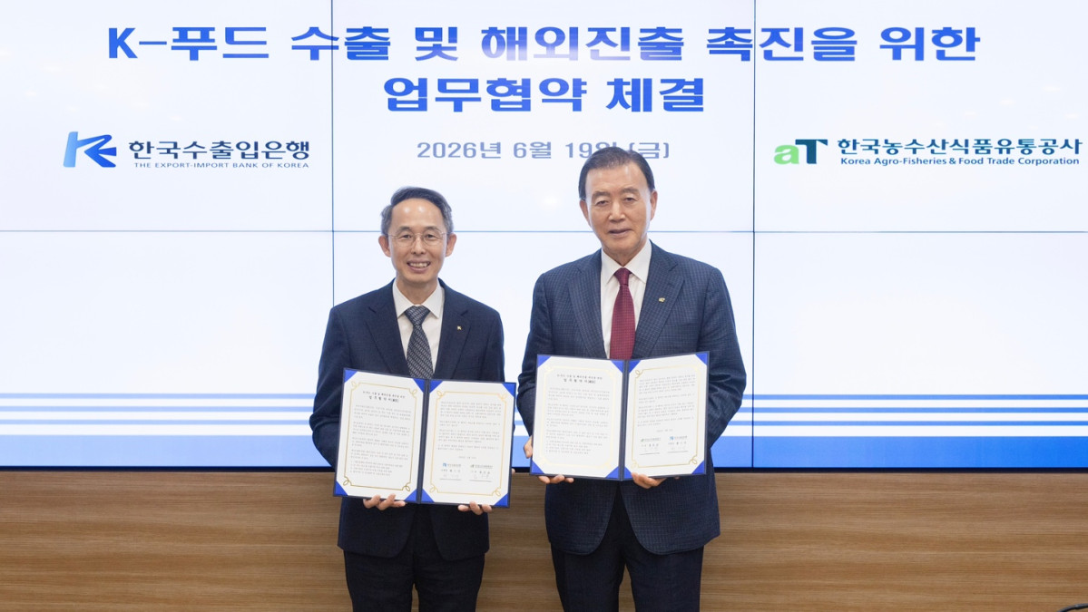 ▲황기연 한국수출입은행장(왼쪽)과 홍문표 한국농수산식품유통공사 사장이 19일 서울 여의도 수은 본점에서 ‘K-푸드 수출 및 해외진출 촉진을 위한 업무협약’에 서명하고 기념 촬영을 하고 있다. (사진제공=한국수출입은행)