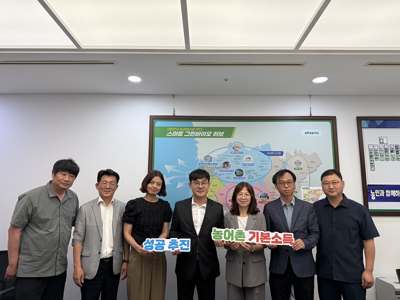 ▲전북특별자치도와 장수·순창·진안·무주군 관계자들이 도청에서 농어촌 기본소득 시범사업 추진상황을 점검한 뒤 기념촬영을 하고 있다. (사진제공=전북특별자치도)